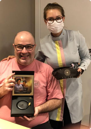 Foto da Dra Larissa em seu consultório 